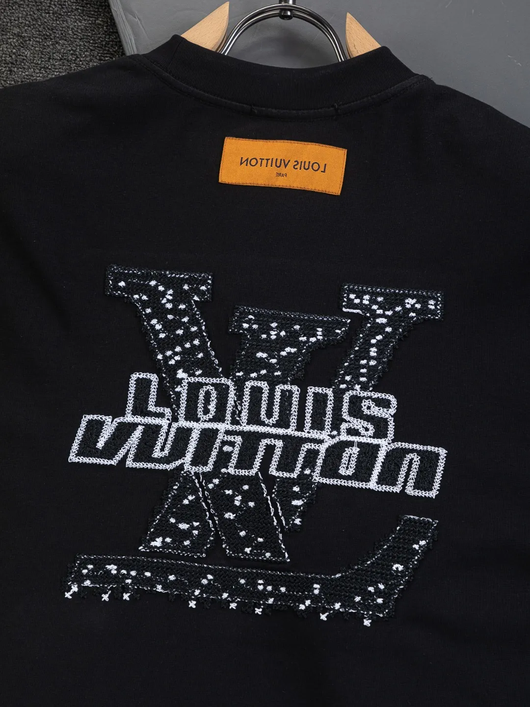 🅿️220 Louis Vuitton 1V LV lv slightly wide version S-XL LV 26ss new products are available at counters simultaneously. Multiple craftsmanship. Spotted letter logo on the chest🪡 embroidery. Large spotted letter logo on the back panel🪡 embroidery. Round neck short-sleeved T-shirt, same style for men and women! Consigned to one-to-one creation. Synchronized with the official website, pure cotton fabrics at the counter! It is close to the skin and comfortable, durable and easy to wear. It has a classic and simple logo design and meticulous original craftsmanship. Short-sleeves, a must-have item for men, do not appear to be the same for the general public, but must be unique and eye-catching. This LV short-sleeve is all about quality, comfort, the same shape and fashion as always, including fabrics and cutting techniques. All of them have been made with great effort! 320 grams of washed pure cotton fabric, pure cotton is breathable, very refreshing and comfortable for daily wear. The rib knitting on the neckline is smooth and tight, and the neckline will not be skewed if you toss it at will. The loose version, you will find that it looks really good on the upper body. The overall is minimalist and neat, super versatile for daily use! Pair it casually with a pair of pants for a youthful look. A T-shirt will make your outfit crazy. It is a fashionable item that can never go wrong! Color: Black White Size: S-XL Size chart: S: Shoulder width 50-Bust 56-Length 70 M: Shoulder width 52-Bust 57-Length 72 L: Shoulder width 54-Bust 59-Length 74 XL: Shoulder width 56-Bust 62-Length 76